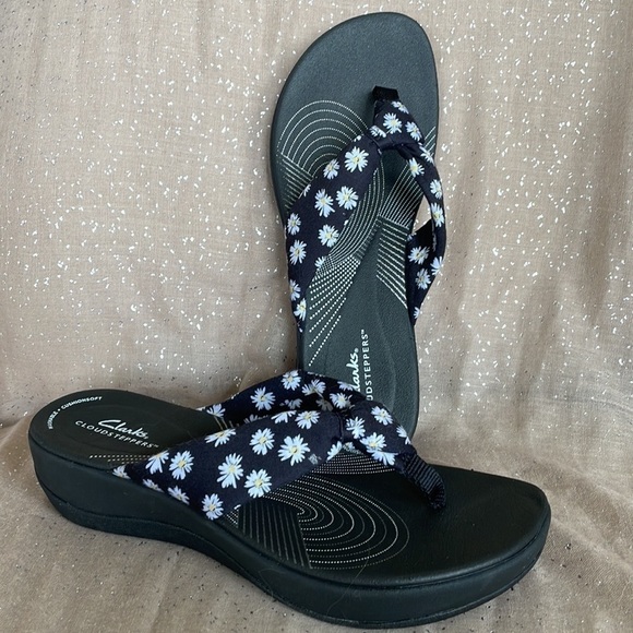 Brand New Clark’s Cloudsteppers Washable Cushioned Black White Daisy Sandals - Picture 1 of 16